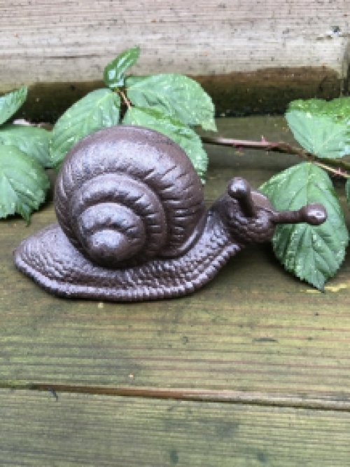 Set mooie gietijzeren dieren beelden: slak, konijn, egel en een eekhoorn.