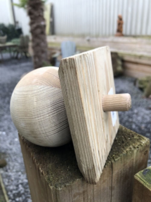 Paal kap hout bescherming met houten bol, sierlijk en fraai !