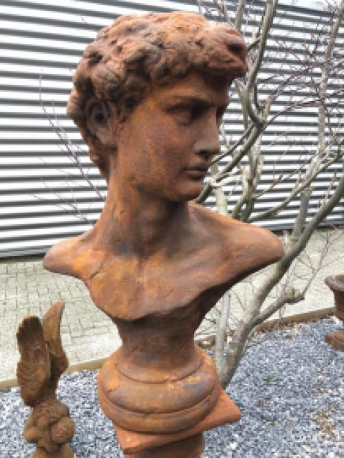 Sculptuur David, massief steen oxide, imponerend fraai!!