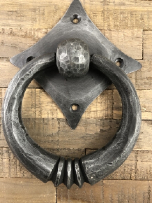 Pull-ring - deurklopper smeedijzer voor op de rustieke houten deur, kloosterdeur, landhuisdeur.