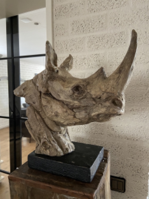 Een prachtige kop van een neushoorn, fraai in detail, polystone woodlook.