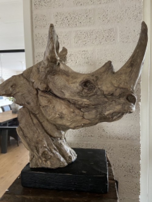 Een prachtige kop van een neushoorn, fraai in detail, polystone woodlook.