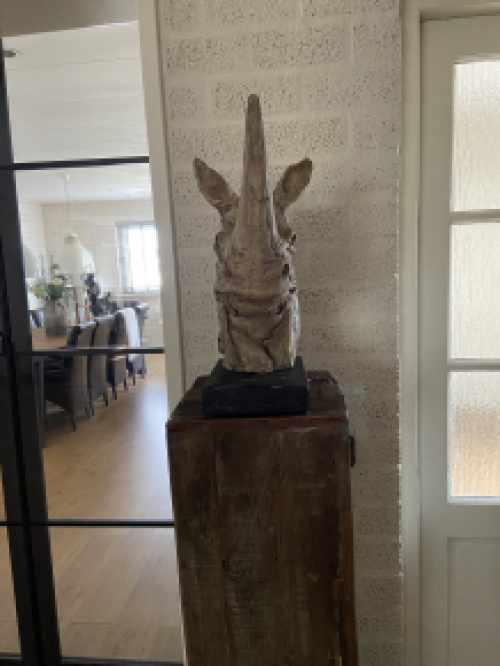 Een prachtige kop van een neushoorn, fraai in detail, polystone woodlook.