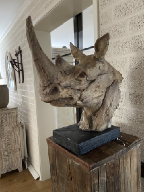 Een prachtige kop van een neushoorn, fraai in detail, polystone woodlook.