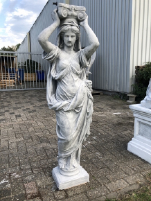 Schöne Karyatidenstatue aus Stein einer mythologischen Frau.