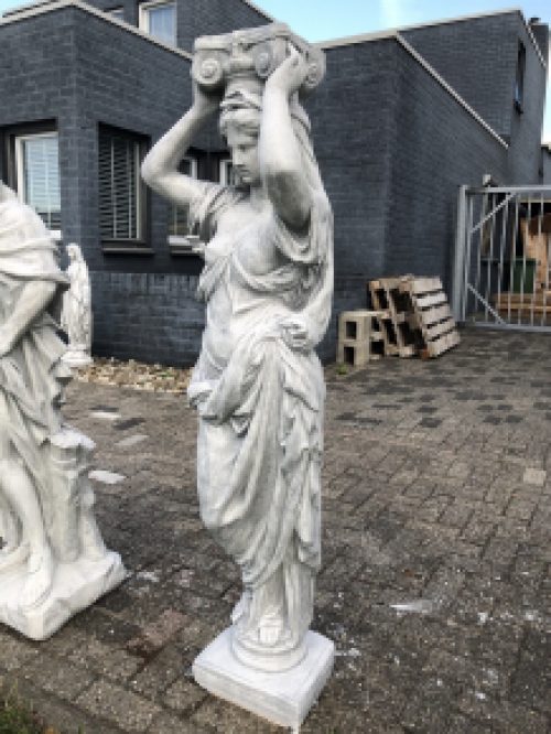 Schöne Karyatidenstatue aus Stein einer mythologischen Frau.