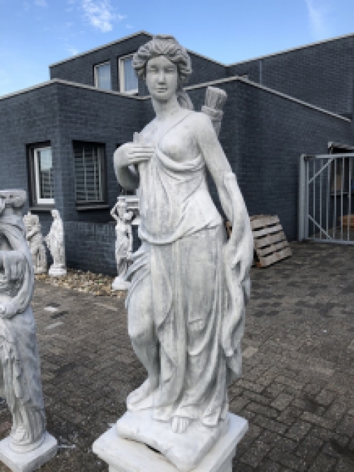 Grieks beeld van Artemis, godin van de jacht. Vol stenen tuinbeeld.