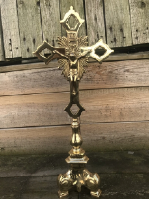 Een altaar-kruis gemaakt van messing, INRI, jezus aan het kruis