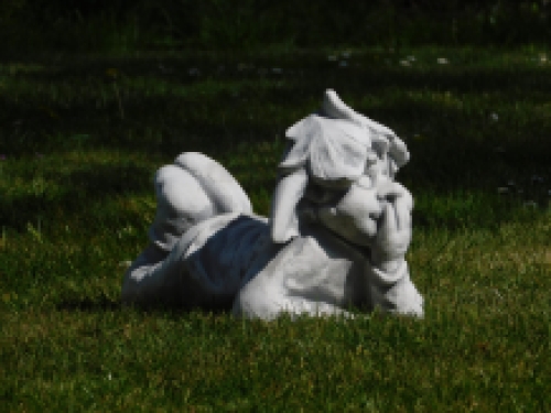 Statue Zwerg liegend - massiver Stein