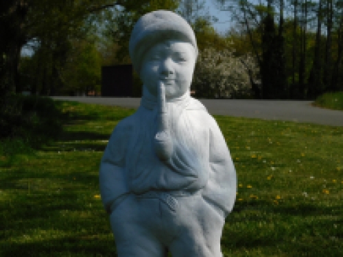 Statue Junge mit Pfeife - massiver Stein