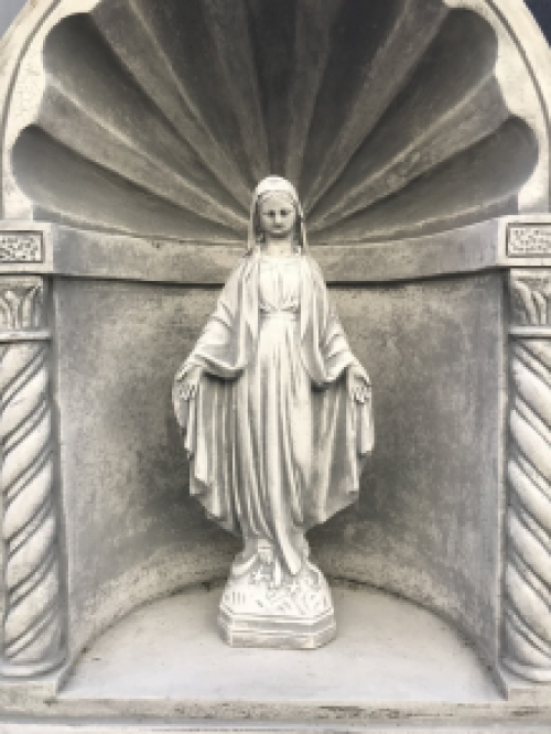 Beeld Maria in een kapel, om te bidden, Mariakapel
