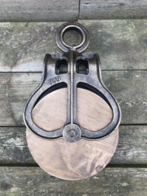 Een fraaie katrol, cast iron pully, groot