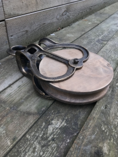 Een fraaie katrol, cast iron pully, groot