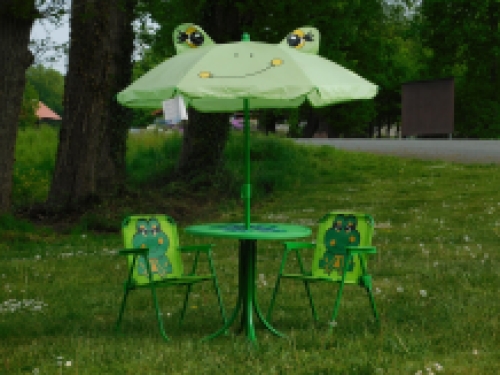 Children's garden set with frogs