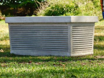 Klassischer Blumenkasten mit Linienrelief – 73 cm – Stein