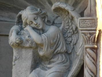 Klassische Kapelle mit ruhendem Engel – 65 cm – Grau/Weiß – Stein