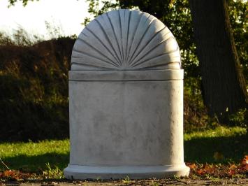 Klassische Kapelle mit ruhendem Engel – 65 cm – Grau/Weiß – Stein
