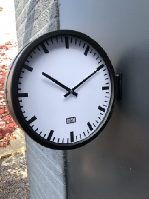 Prachtige industriële dubbelzijdige wandklok by boo, zwart.