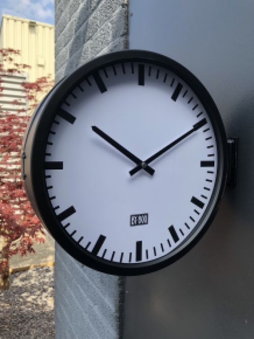 Prachtige industriële dubbelzijdige wandklok by boo, zwart.