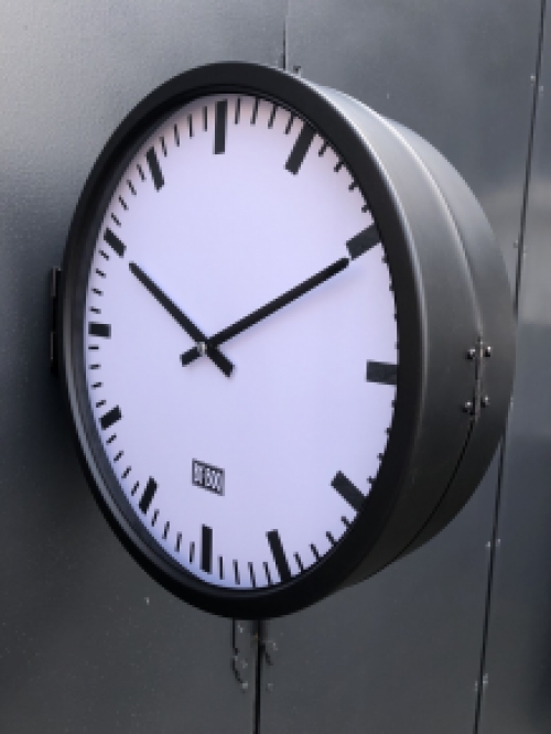 Prachtige industriële dubbelzijdige wandklok by boo, zwart.