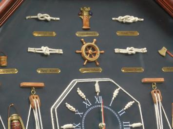 Een mooie tentoonstelling van maritieme knopen in een vitrine, met hierin een klok!