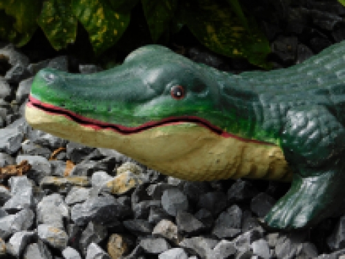 Gietijzeren beeld van een krokodil, in kleur, mooi beeld