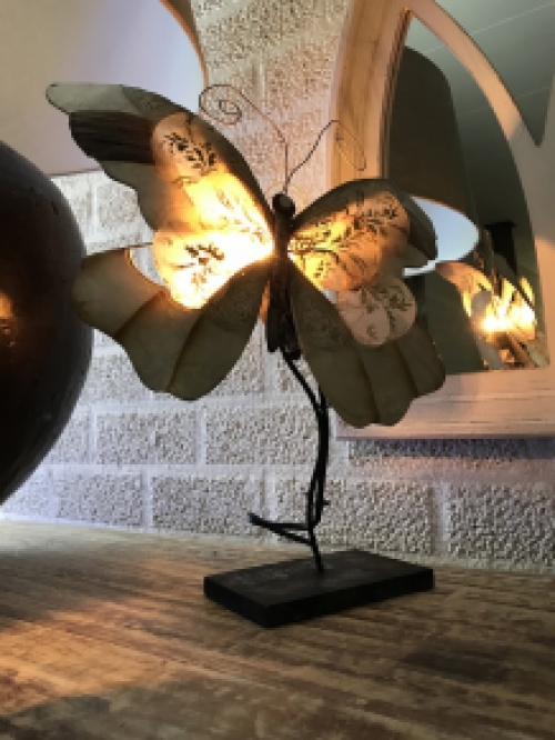 Een metalen lamp in de vorm van een vlinder, heel mooi!