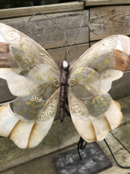 Een metalen lamp in de vorm van een vlinder, heel mooi!