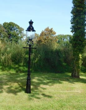 Beautiful and unique large heavy lantern pole in the colour black with really nice lamp head, 6 left!!!