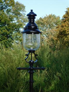 Beautiful and unique large heavy lantern pole in the colour black with really nice lamp head, 6 left!!!