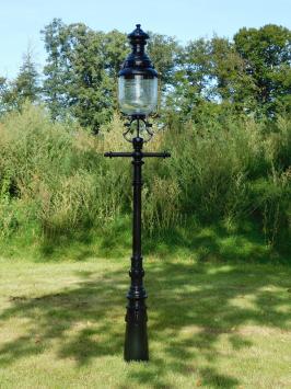 Beautiful and unique large heavy lantern pole in the colour black with really nice lamp head, 6 left!!!