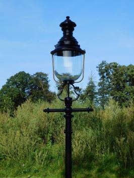 Beautiful and unique large heavy lantern pole in the colour black with really nice lamp head, 6 left!!!