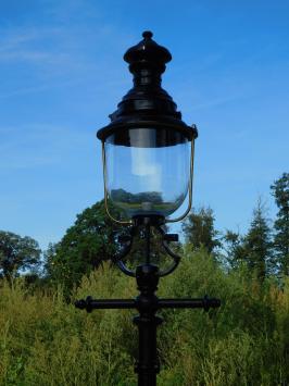 Beautiful and unique large heavy lantern pole in the colour black with really nice lamp head, 6 left!!!