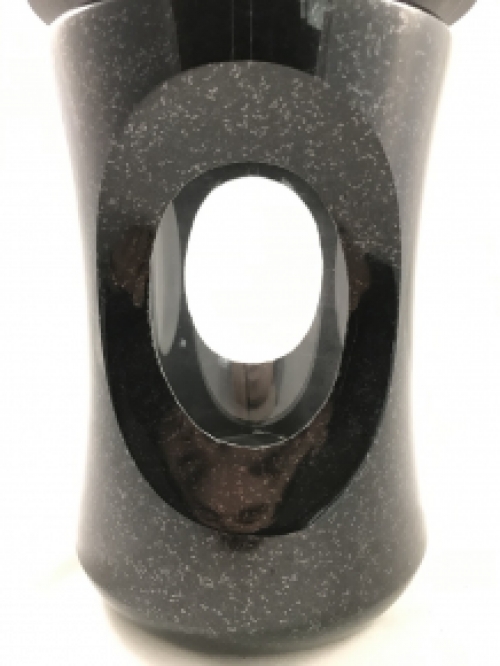 Een graflantaarn / graflamp, volledig van graniet gemaakt, mooie vorm