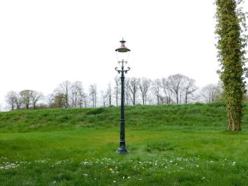 Tuinlantaarn zwart, gietijzeren paal, met koperen kap, klassieke buitenlamp