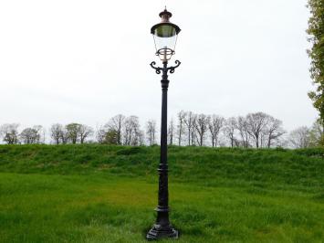 Tuinlantaarn, gietijzeren buitenlamp met messing en koperen lampenkap