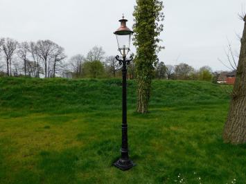 Tuinlantaarn zwart, gietijzeren paal, met koperen kap, klassieke buitenlamp