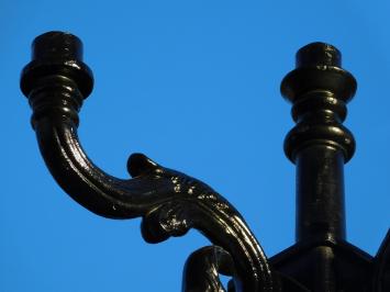 Laternenkrone für 5 Lampen – Schwarze Aluminiumkrone für Laternenpfahl