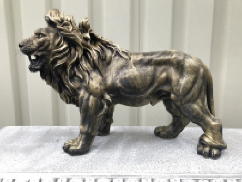 Beeld van een leeuw, mooi in detail, goud-zwart van kleur, polystein