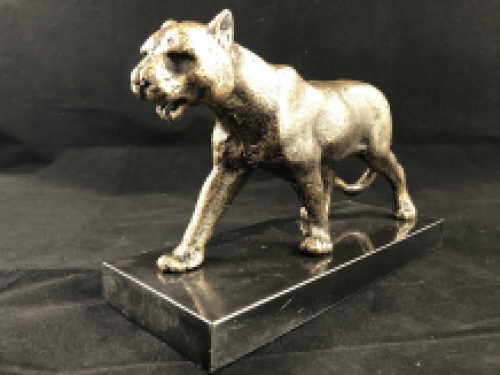 Een brons iron beeld/sculptuur van een leeuwin.