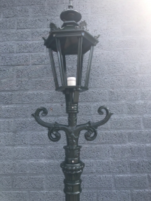Buitenlamp, lantaarn, tuin lamp, lampen voor de tuin, aluminium, groen, hoogte 235 cm.