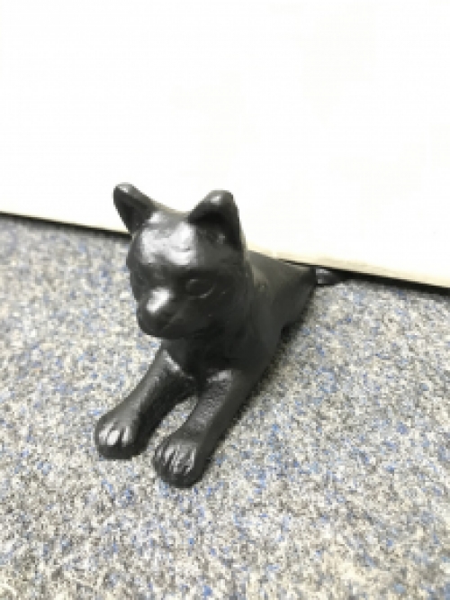 Door stopper in the shape of a cat, nice!