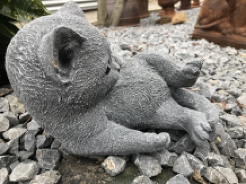 Beeld van een spelende kat / poes, gemaakt van steen, heel leuk!