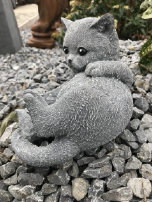 Beeld van een spelende kat / poes, gemaakt van steen, heel leuk!
