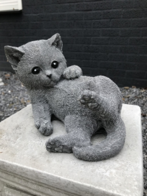 Beeld van een spelende kat / poes, gemaakt van steen, heel leuk!