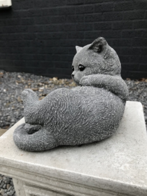 Beeld van een spelende kat / poes, gemaakt van steen, heel leuk!