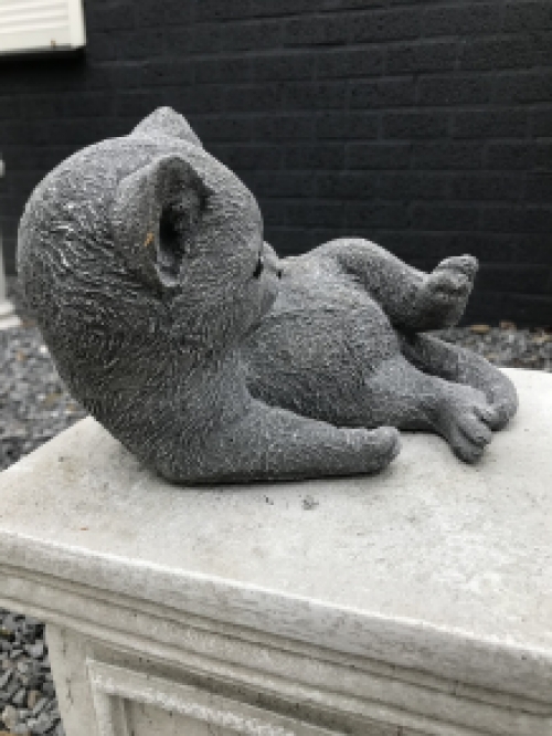 Beeld van een spelende kat / poes, gemaakt van steen, heel leuk!