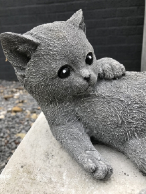 Beeld van een spelende kat / poes, gemaakt van steen, heel leuk!
