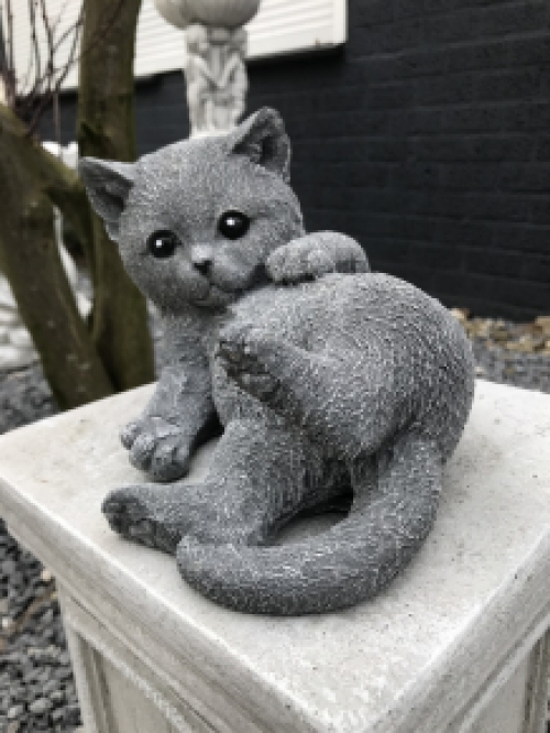 Beeld van een spelende kat / poes, gemaakt van steen, heel leuk!