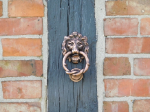 Doorknocker lion, antique iron - copper colour